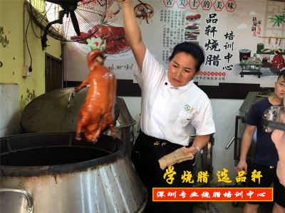 烧鸭培训,今天学腌叉烧肉